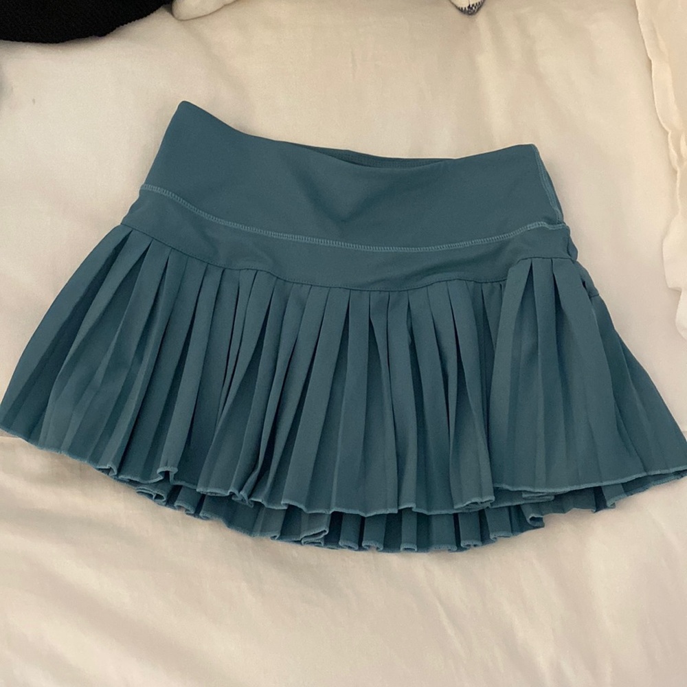 NWOT gold hinge pleated tennis skirt - size M